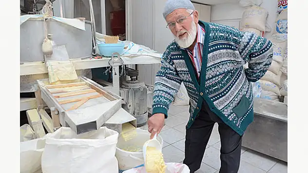 Değirmenci Muhsin dede gençlere taş çıkartıyor