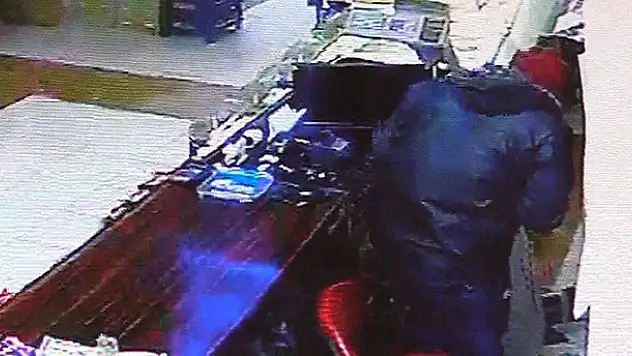Delik çuvalla sigara çalmaya kalktı
