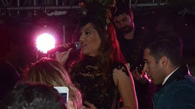 Demet Akalın kavga eden seyircileri fırçaladı