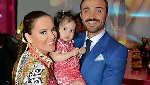 Demet Akalın kızı Hira'nın secdedeki pozunu paylaştı