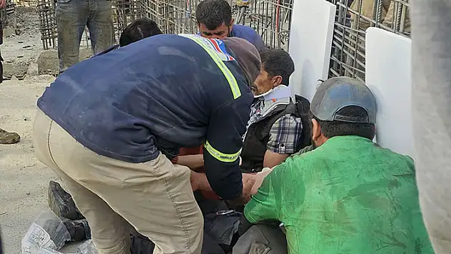 Demir beton kalıbı işçilerin üzerine düştü: 3 yaralı