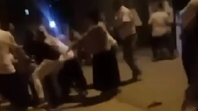 Demir çubuklu, sopalı ve taşlı kavgada sokak savaş alanına döndü: 7 yaralı
