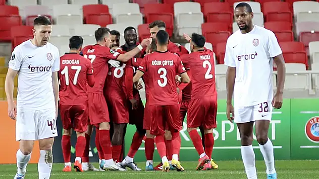 Demir Grup Sivasspor UEFA Avrupa Konferans Ligi'nde gruptan çıkmayı garantiledi

