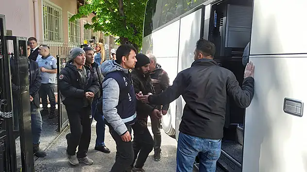 Demir korkulukları söküp kaçan 25 göçmenden 24'ü yakalandı, bakanlık soruşturma başlattı 