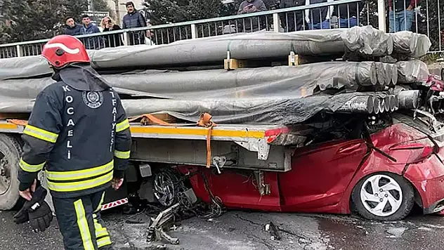 Demir yüklü tıra çarpan sürücü feci şekilde can verdi!
