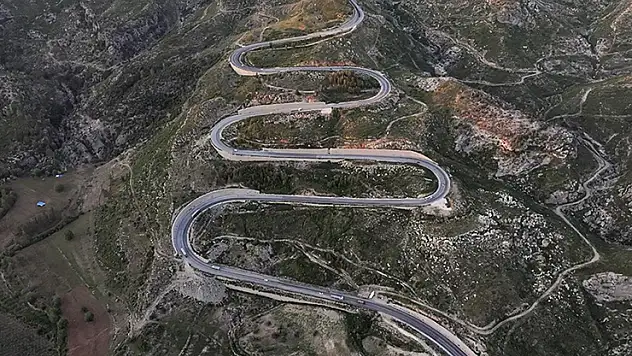 Demirkapı Tüneli'ne bağlanan kıvrımlı yol dronla görüntülendi