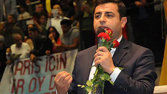 Demirtaş, terör bayrakları altında hak istedi!