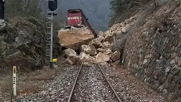 Demiryolunda heyelan: Yük treni raydan çıktı
