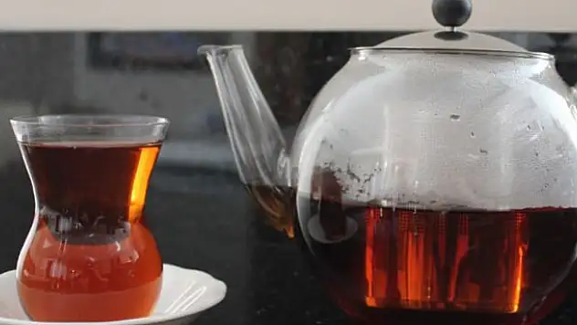 Demlikte kalan çayı sakın dökmeyin!