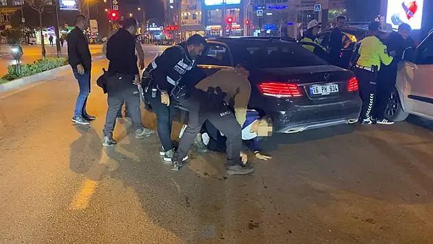 Denetlemeden kaçan alkollü sürücüyü polis, uyarı ateşi açarak yakaladı

