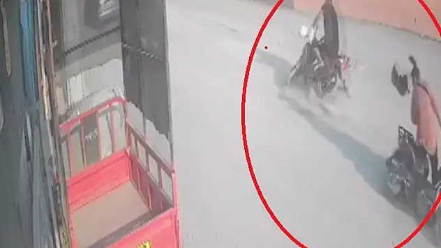 Dengesini kaybederek motosikletten düşen kadına karşıdan gelen motosiklet çarptı