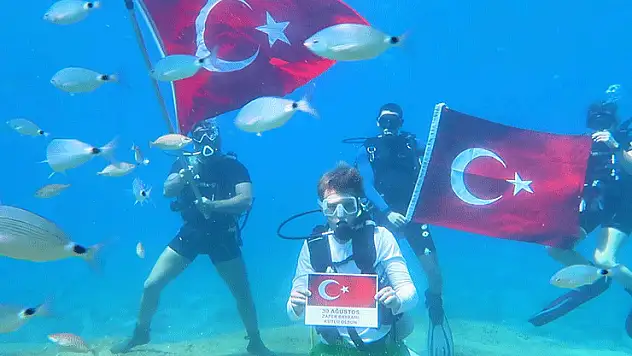 Deniz dibinde Türk bayraklı 30 Ağustos kutlaması