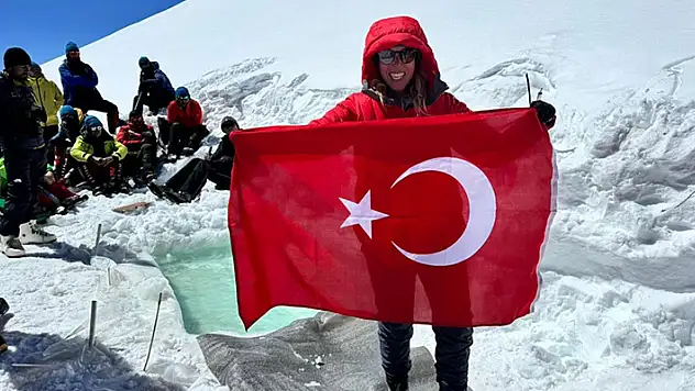 Deniz Kayadelen, Everest'in tepesinde yüzerek dünya rekoruna imza attı

