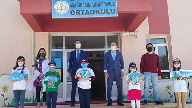 Deniz Kuvvetleri'nden minik öğrencilere hediye