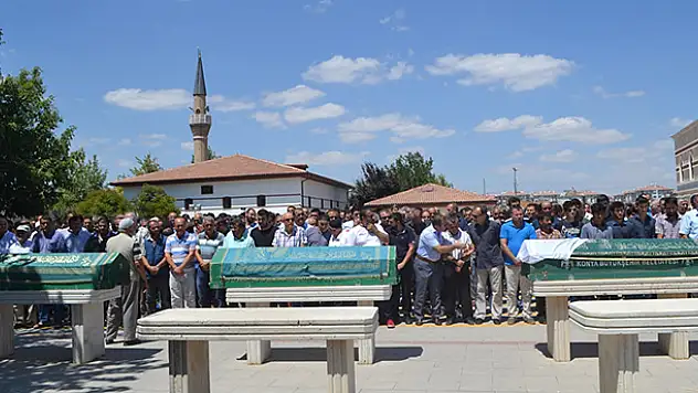 Denizde boğulan baba ile iki çocuğu Konya'da defnedildi