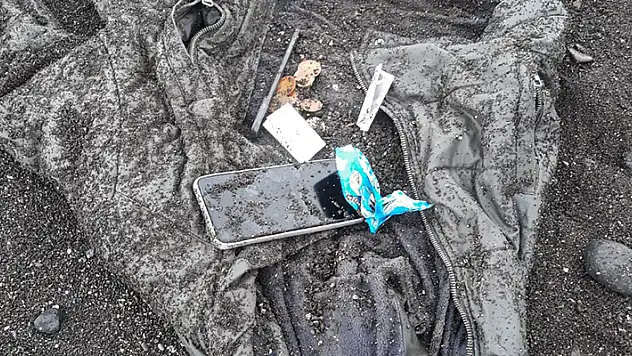 Denizde kaybolan 2 liseliyi arama çalışmalarında 4'üncü gün kumsalda mont ve telefona ulaşıldı


