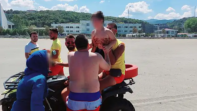 Denizde kayboldu zannedilen çocuk karada bulununca ailesi sevinç gözyaşı döktü
