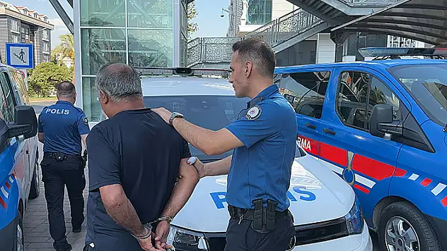 Denize giren Ukraynalı çocuğun fotoğraf ve videosunu çeken eğitmen tutuklandı

