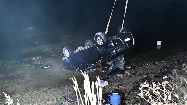 Denize yuvarlanan otomobilin sürücüsü öldü
