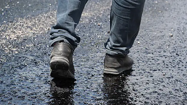 Denizli'de 40 derece sıcakta asfalt eridi

