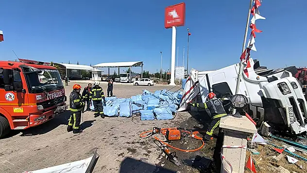 Denizli'de, akaryakıt istasyonunun duvarına çarpan kamyonun şoförü öldü

