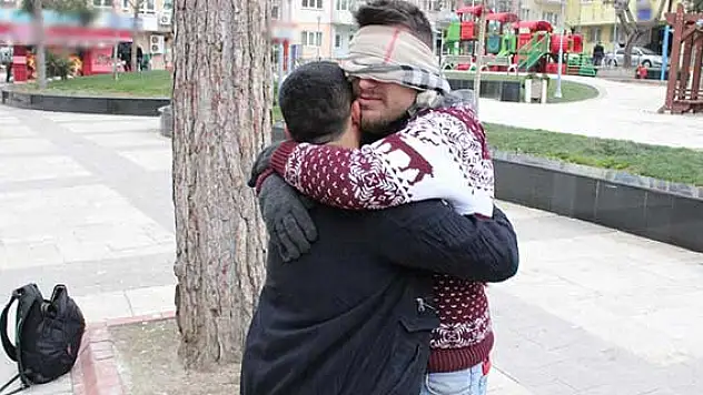 Denizli'de 'free hugs' etkinliği