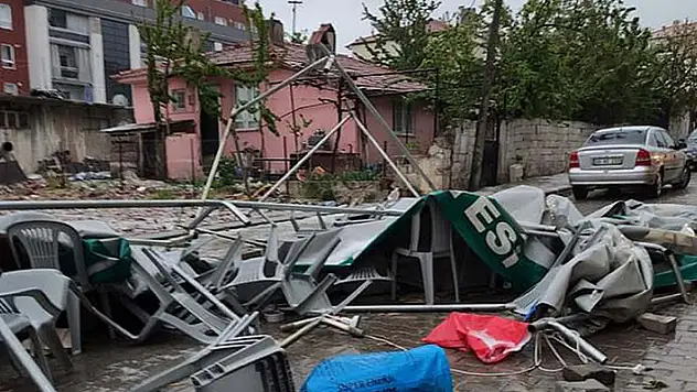 Denizli'de kuvvetli rüzgar çatı uçurdu, otomobiller zarar gördü

