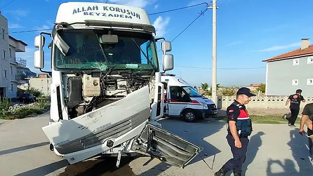 Denizli'de midibüsle tırın çarpışması sonucu 17 işçi yaralandı
