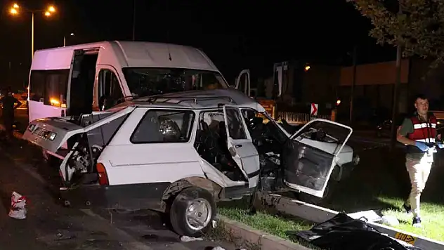 Denizli'de minibüsle otomobil çarpıştı: 2 ölü, 10 yaralı

