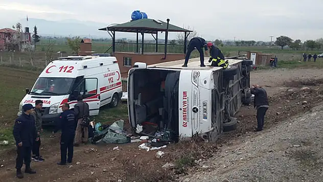 Denizli'de öğrencileri taşıyan otobüs devrildi: 15 yaralı