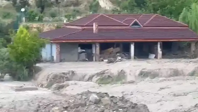 Denizli'de sel felaketi! Azgın sular ağaçları devirip önüne çıkan restoranı yuttu
