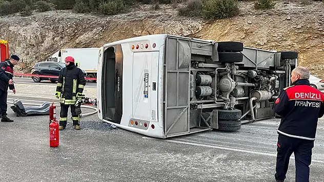Denizli'de servis midibüsünün devrilmesi sonucu 2 kişi öldü, 15 kişi yaralandı 