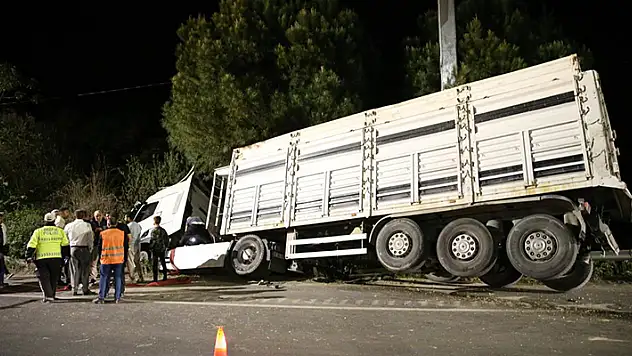 Denizli'de tır otomobile çarptı: Aynı aileden 6 yaralı
