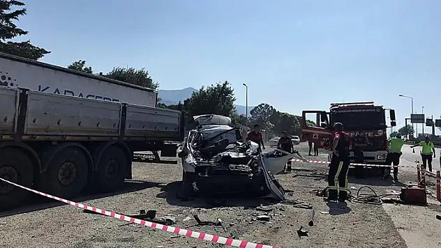 Denizli'de tıra saplanan aracın sürücüsü feci şekilde can verdi
