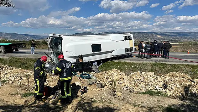 Denizli'de tur midibüsü ile otomobil çarpıştı, 2 kişi öldü, 23 kişi yaralandı
