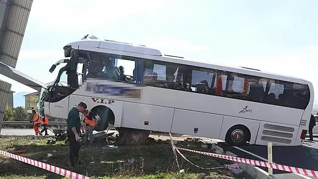 Denizli'de turistleri taşıyan otobüsle otomobilin çarpıştığı kazada ölü sayısı 3'e çıktı
