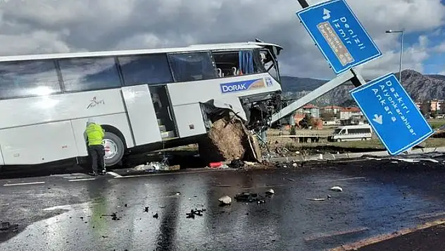 Denizli'de turistleri taşıyan otobüsle otomobilin çarpışması sonucu 30 kişi yaralandı
