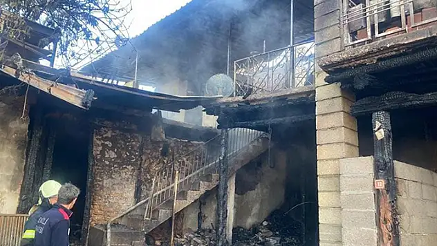 Denizli'de yangın: 2 ev ve 1 ahır küle döndü, 30 hayvan telef oldu
