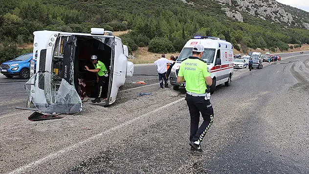 Denizli'de yolcu otobüsü devrildi: 1'i ağır 26 yaralı