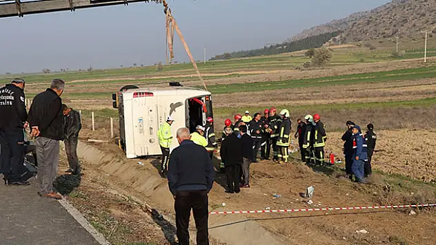 Denizli'de yolcu otobüsü devrildi: 2 ölü, 22 yaralı