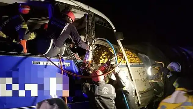 Denizli'de yolcu otobüsü limon yüklü tıra arkadan çarptı 1 ölü, 23 yaralı
