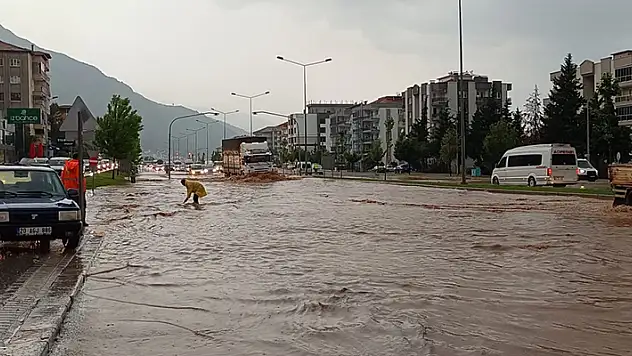 Denizli'yi sel vurdu
