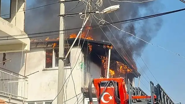 Denizli'de çatı katında çıkan yangında patlayan tüp panik oluşturdu