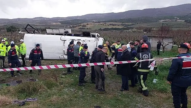 Denizli'de devrilen midibüsteki 25 kişi yaralandı