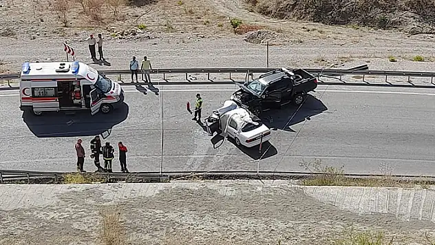 Denizli'de iki otomobil kafa kafaya çarpıştı 1 ölü,3 yaralı
