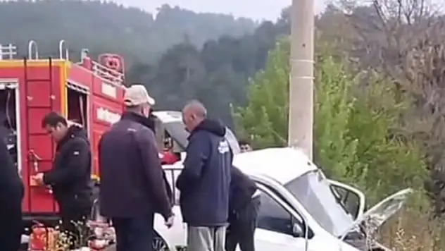 Denizli'de yoldan çıkan otomobil elektrik direğine çarptı 2 ölü, 1 yaralı