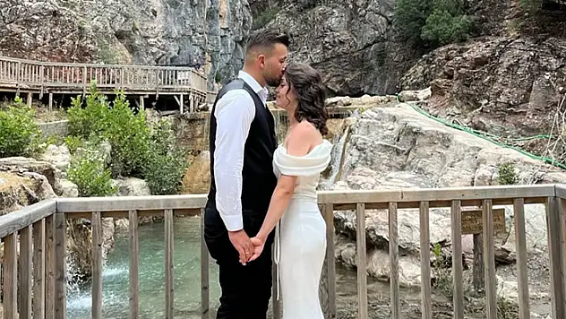 Denizlili yeni evli çift balayı dönüşü kaza yaptı 1 ölü 1 yaralı
