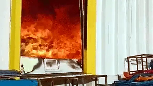 Depo yangınında gıda malzemeleri kül oldu