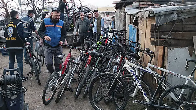 Depoda 50 bisiklet bulundu: Biri çalan, diğeri satan 2 şüpheli tutuklandı
