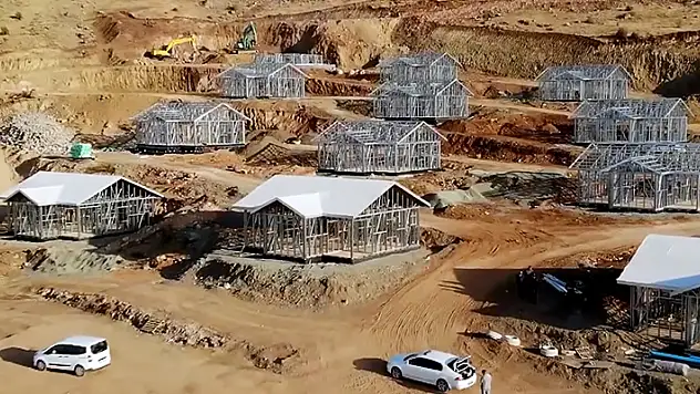 Deprem bölgesinde 100 bin köy evi çelikten yapılacak

